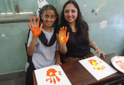 shipra-and-her-mentee-enjoying-have-their-hands-coloured-main